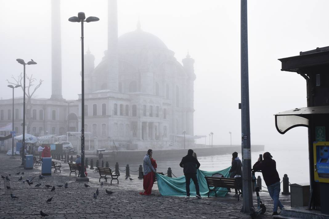 İstanbul Boğazı'nı sis yuttu vapur seferleri iptal oldu 7